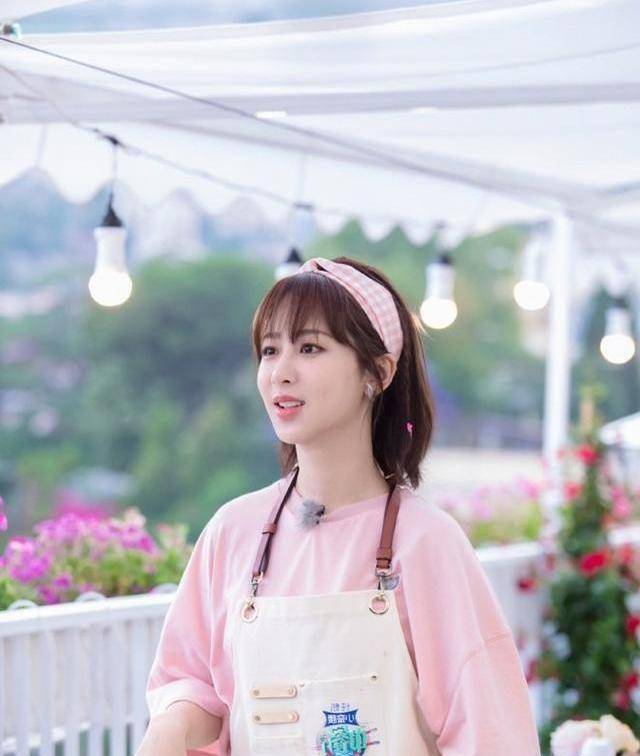 杨紫剪掉十年长发,变成波波头减龄又时髦,26岁秒变成18岁少女_造型