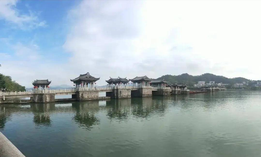 第二任市委书记黄福永,任职时间比陈远睦长,从1995年到2000年,五年