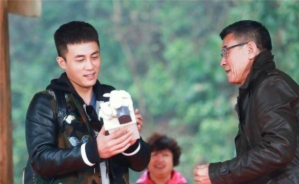 娱乐圈里最出名的父子明星,是谢霆锋与谢贤吗?_房祖名_刘恺威_杜淳杜