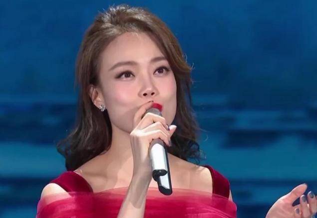 元宵晚会斗艳:张小斐穿高定,李雪琴穿婚纱,都比不过唐宫美人们_卫视