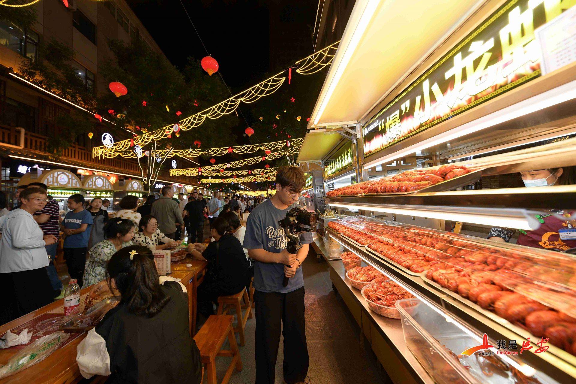 2023网络名人行成员打卡延安二道街夜市_特色风味_美食_陕北