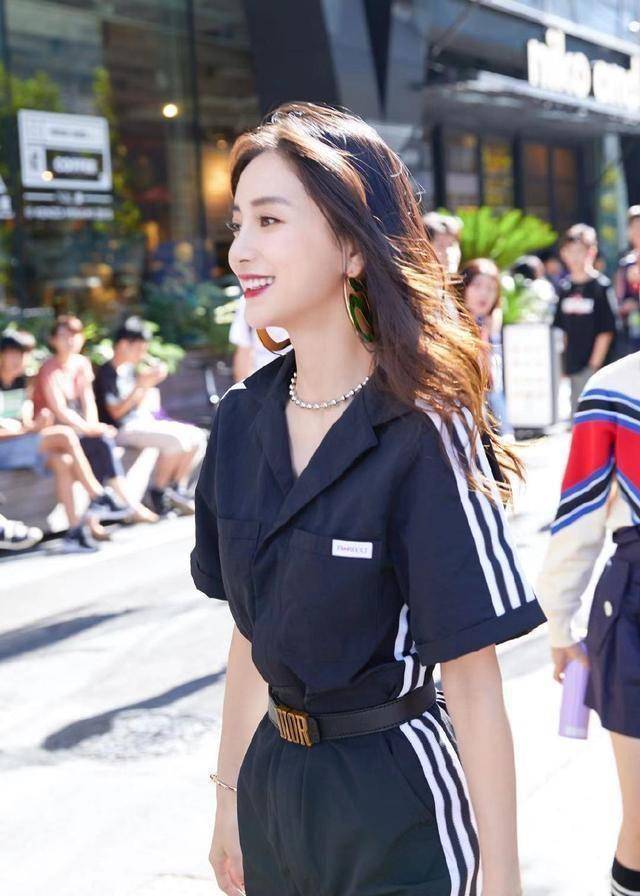 杨颖一点都不像孩子妈,穿黑色连体工装裤配高帮靴,帅气又甜美_牛仔裤