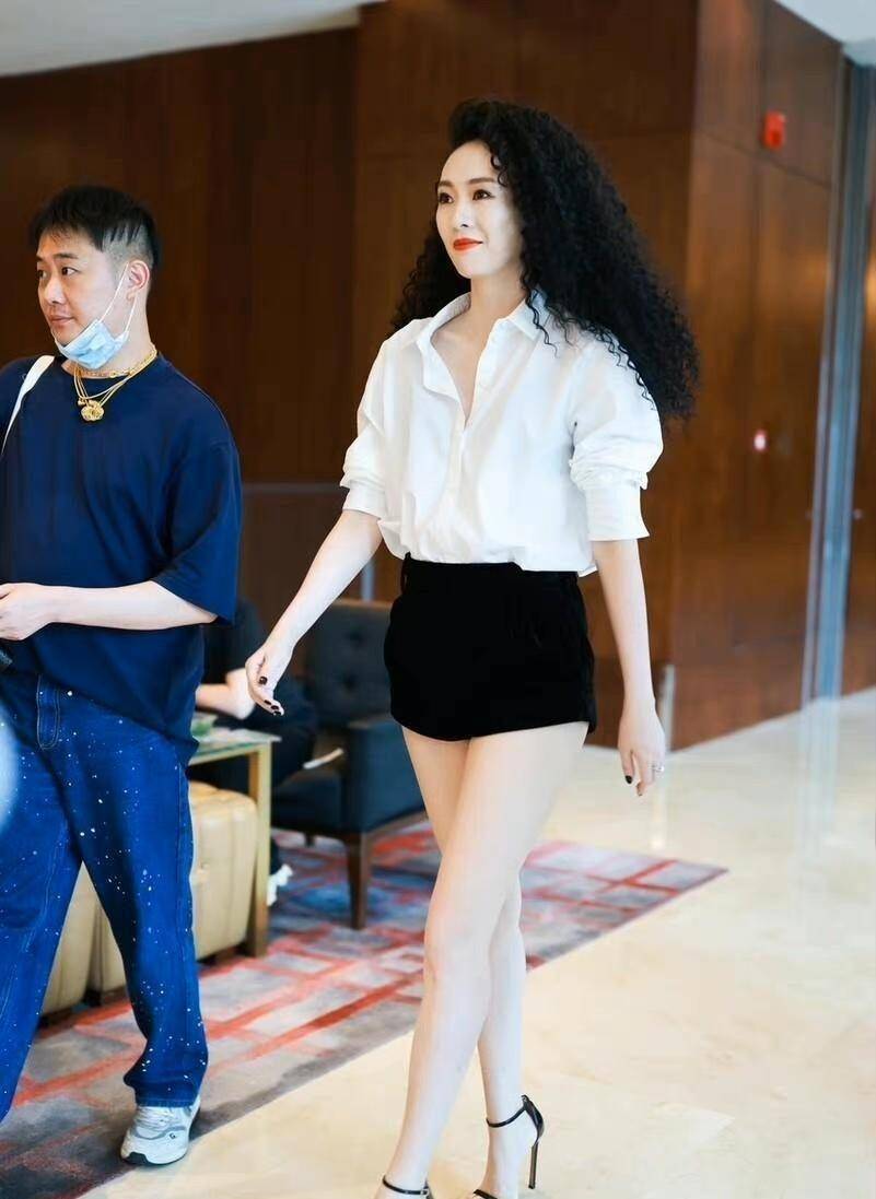 "童瑶"的穿衣风格大变,白衬衫短裤烫发发型大秀"豆腐腿"_时尚_连衣裙