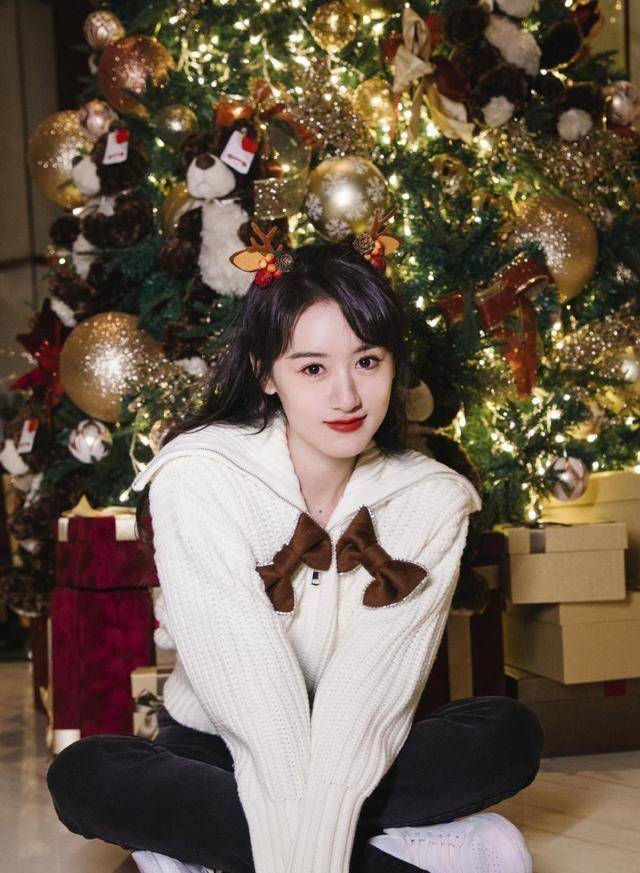 袁冰妍帅酷穿搭真高级,条纹衬衣配大地色毛衣,时髦减龄显质感_服装