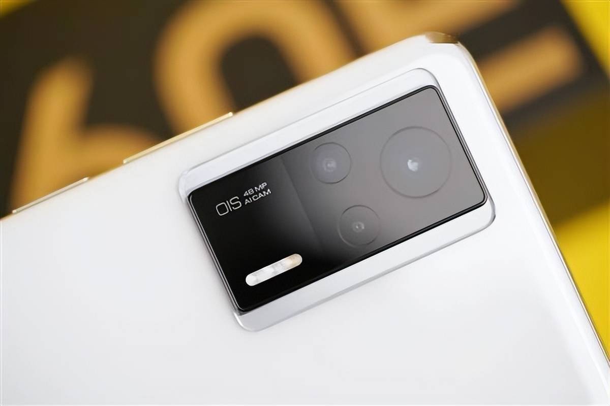 原创
            12GB+512GB只卖1877元，5500mAh+光学防抖，顶配旗舰降成低档机3