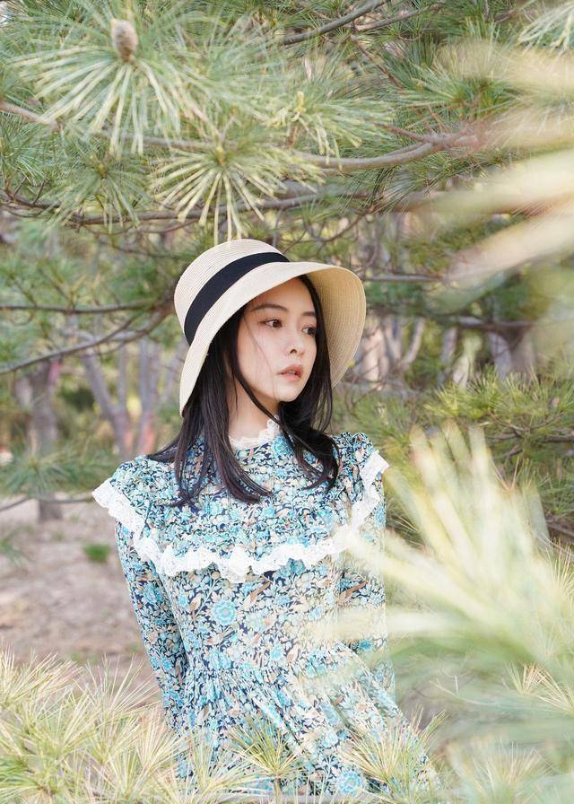 余心恬渔夫帽搭配碎花长裙,清纯又淑女,文艺范十足_小姐_扮演者_无心