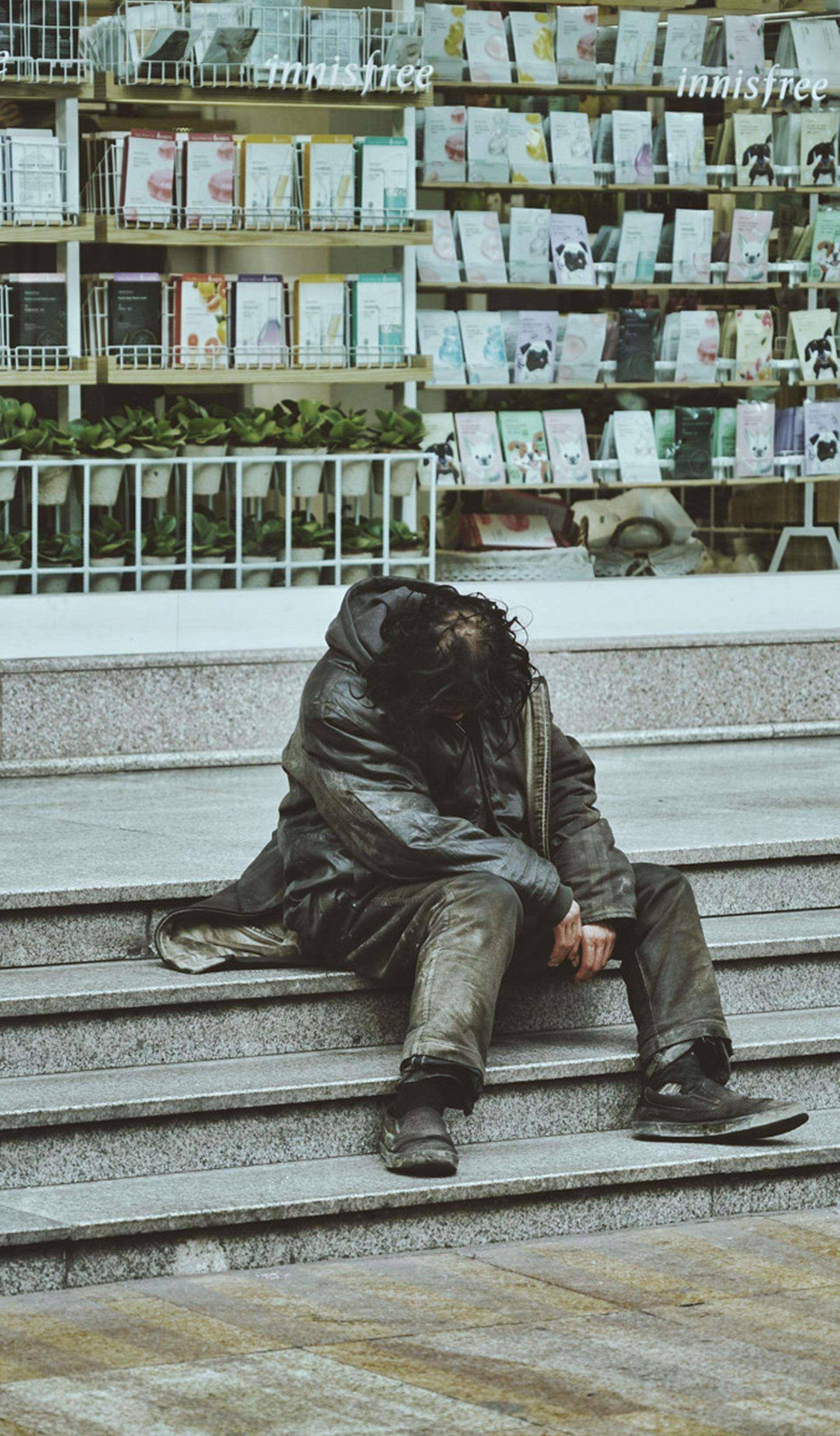 1100元的工资也没要到,汪明明垂头丧气,别说攒钱娶媳妇了,他身无分文