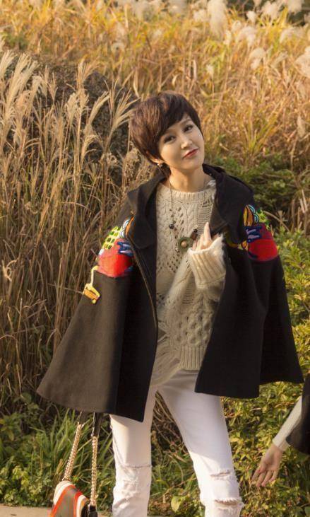 有种"变脸"叫鲍蕾化浓妆,素颜照长这样,陆毅每天怎么过的?