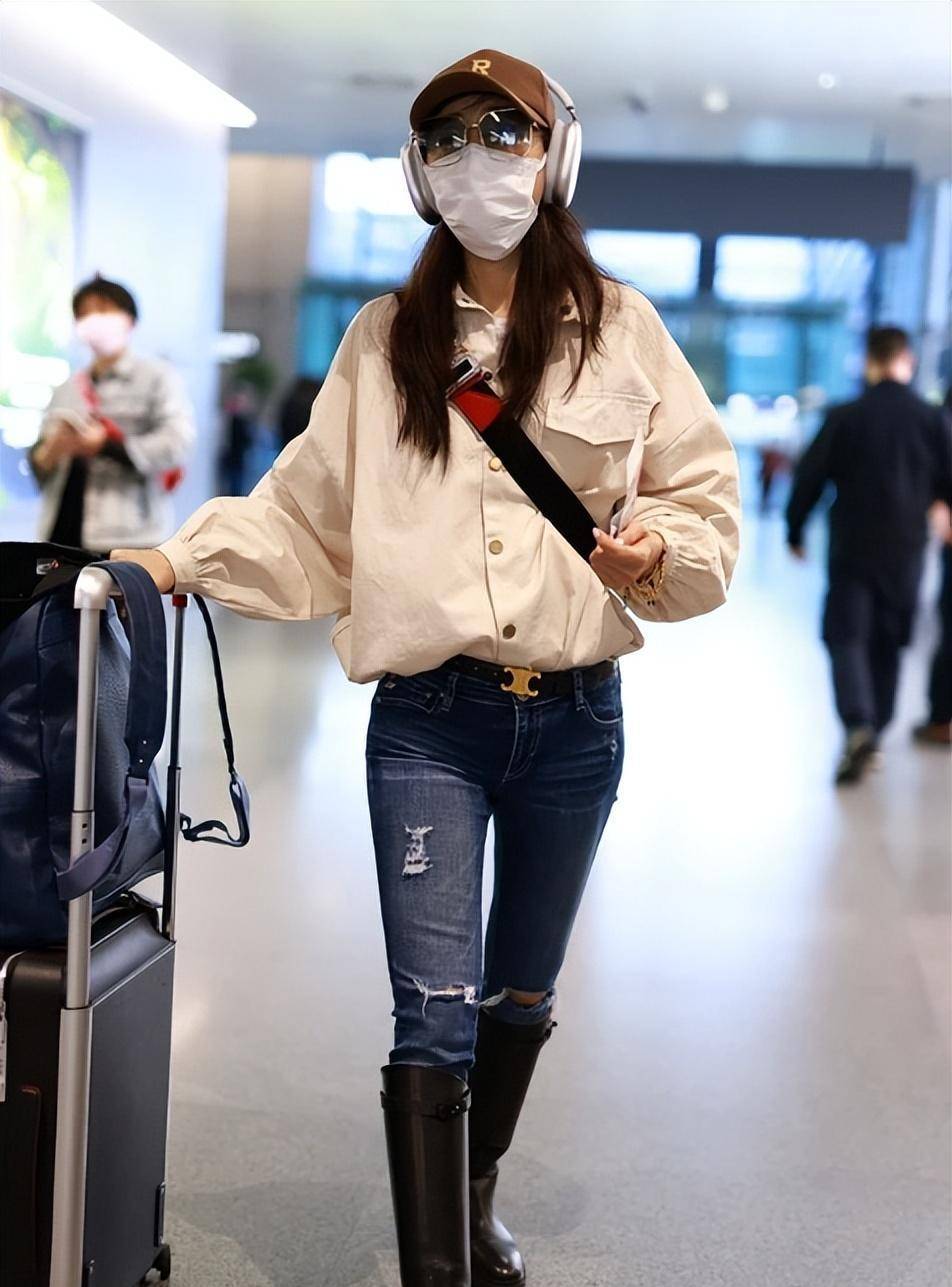 "笑脸"紧身牛仔裤配厚衬衫,张静初俏丽的少女风范!_时尚_生活_女孩子