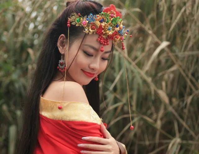 娱乐圈论颜值定咖位,周冬雨演绝世美女,张嘉倪只配演她的坐骑?