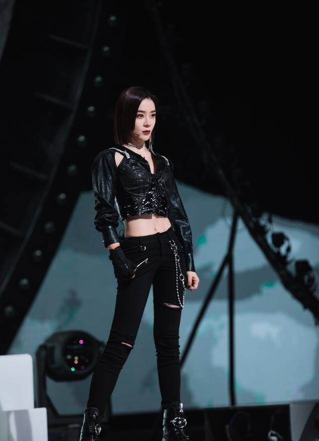 袁姗姗黑色皮衣搭配破洞长裤,利落短发,看起来又酷又帅!