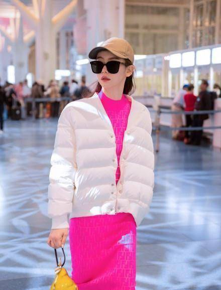 戚薇的6套羽绒服穿搭,显瘦显高不臃肿_黑色_高领_衣服