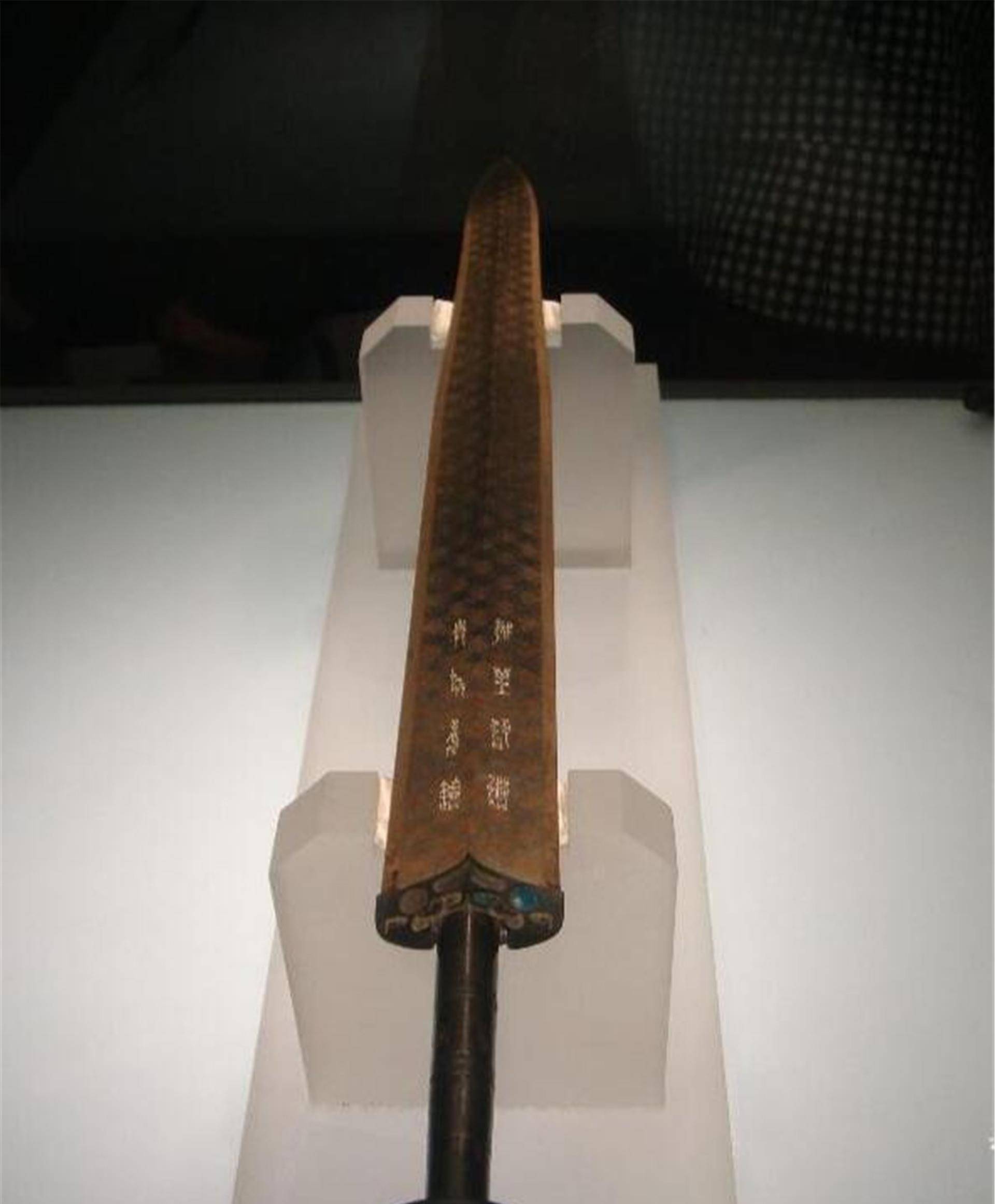 荆州古墓挖出千年古剑,能"滴血认主",专家:现代科技无法破解_越王勾践