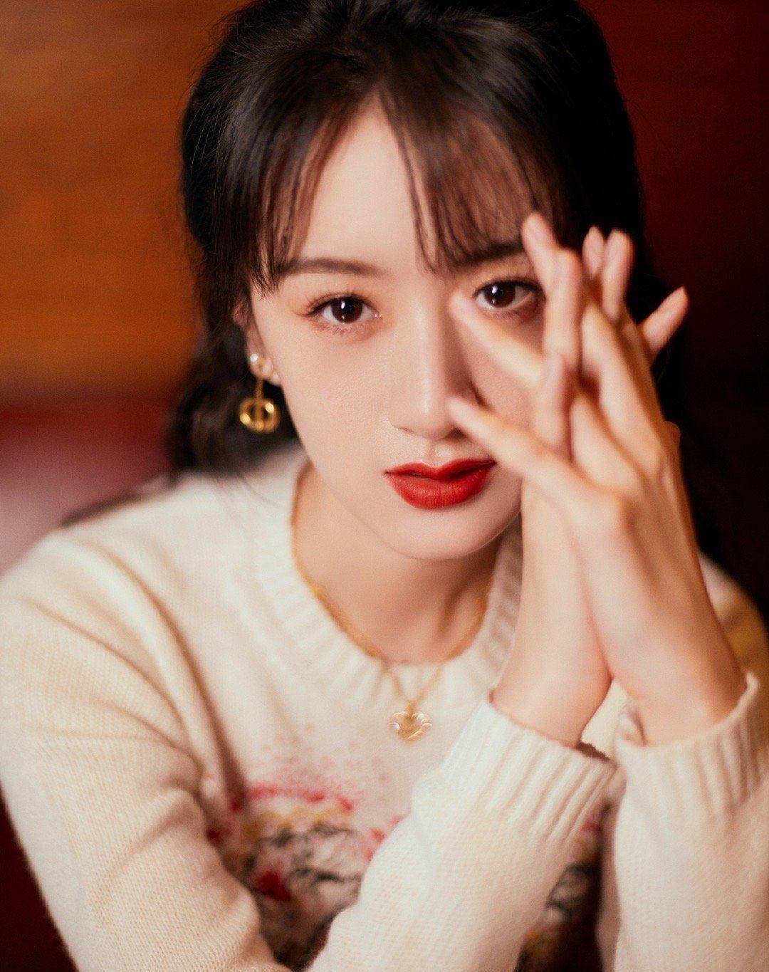 袁冰妍颜值高任性穿,穿白色毛衣配粉色镂空裙,不愧是时尚宠儿_身材