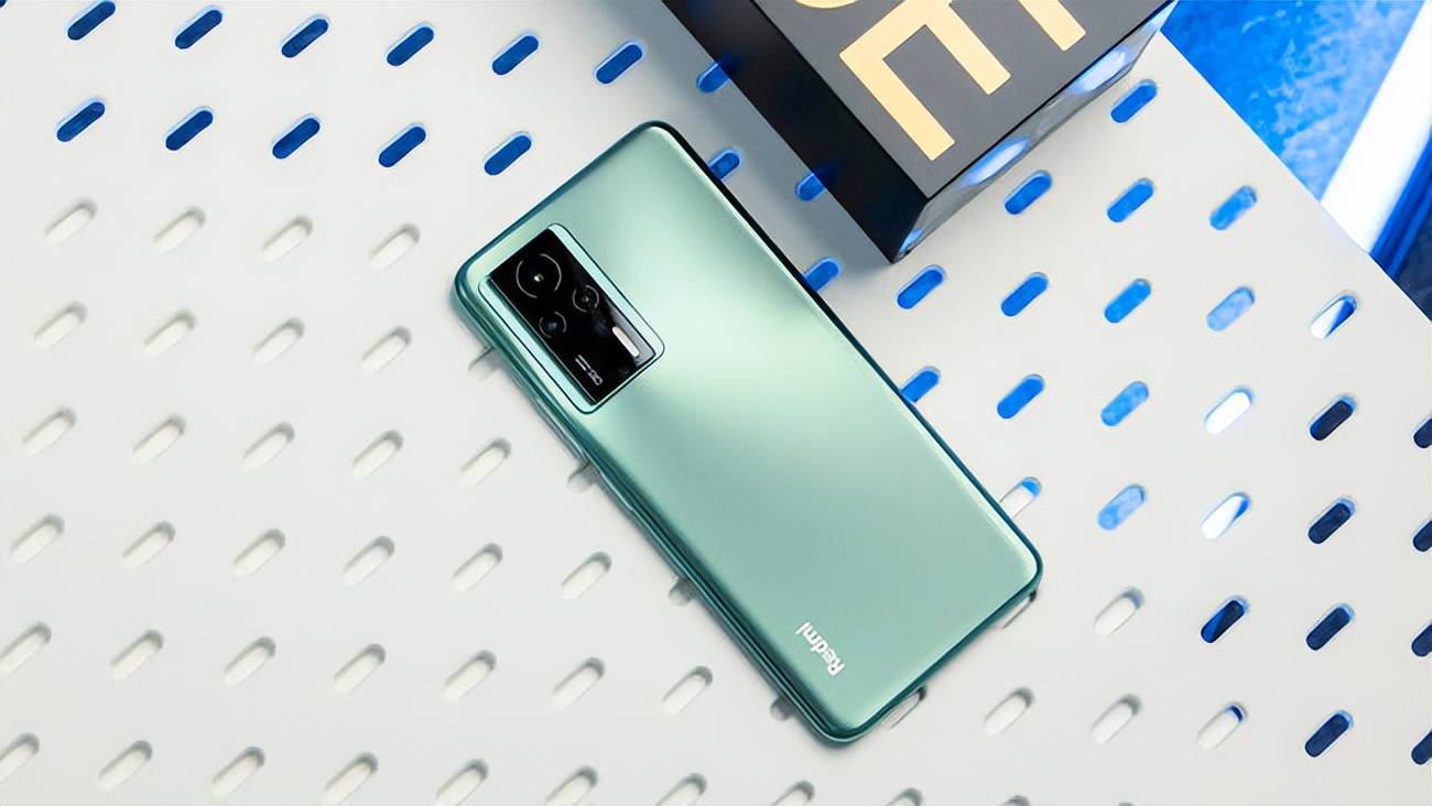 原创
            12GB+512GB只卖1877元，5500mAh+光学防抖，顶配旗舰降成低档机4