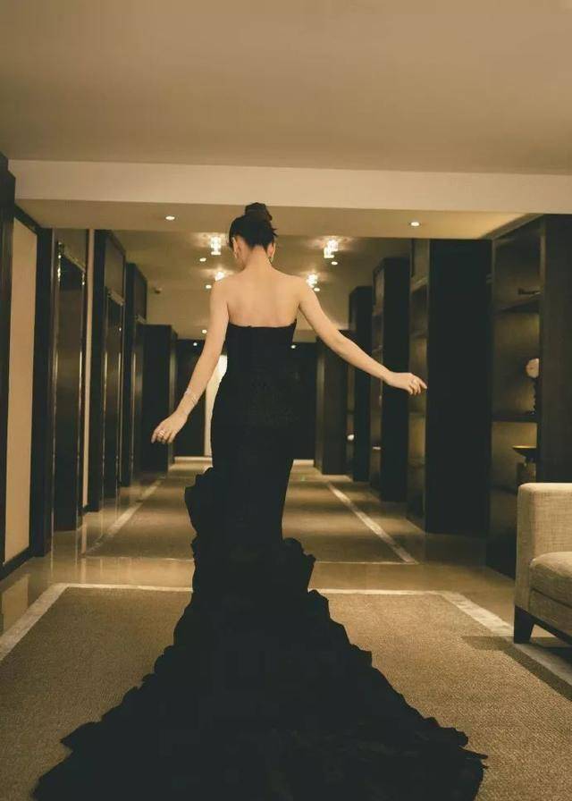 穿一袭黑色鱼尾裙,背影都让人心动_礼服_穿着_造型