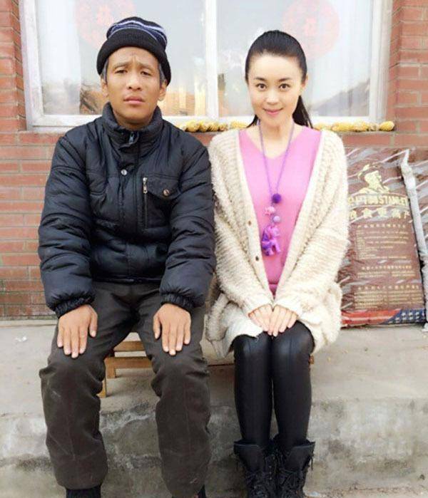 下图是二人在《樱桃》里的带妆合影,剧中受尽欺负的宝哥,在大辣椒面前