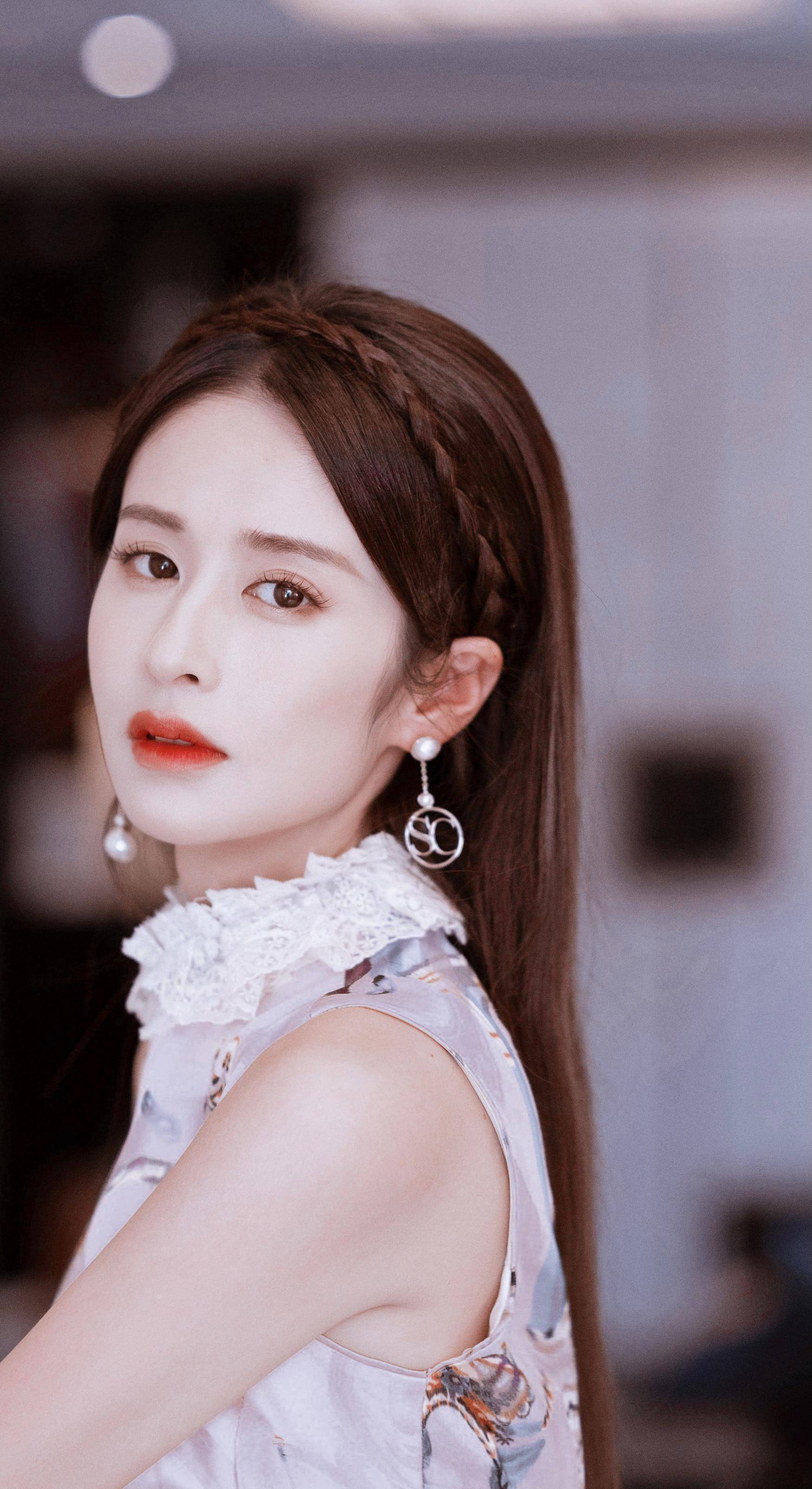 颖儿新剧中碎花裙霸屏,系列裙装超温柔,这才是春装正确打开方式_旗袍