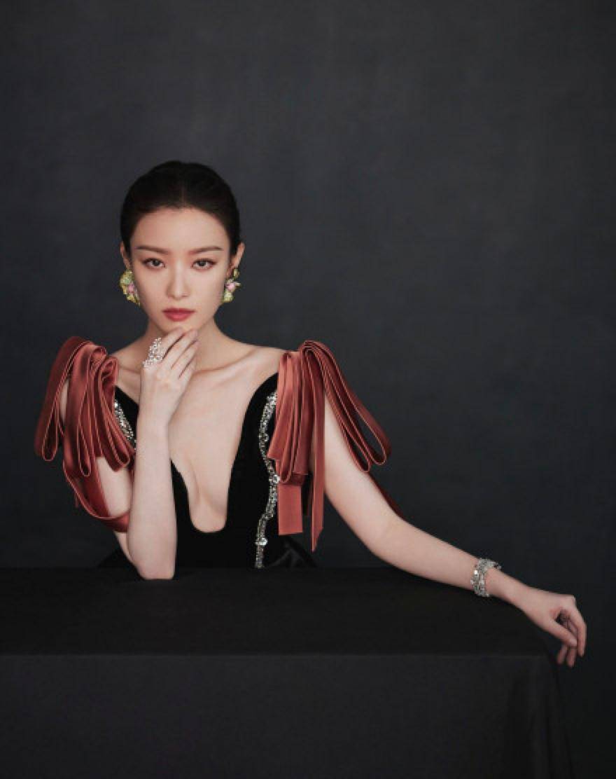 倪妮穿深v长裙玩时尚,领口大开秀雪白肌肤,身上珠宝价值不菲_造型