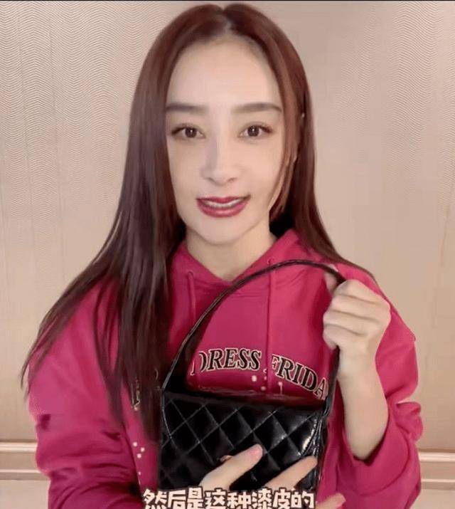 袁姗姗晒近照,穿紫粉色连帽卫衣配中分长发,网友:差点认不出_休闲