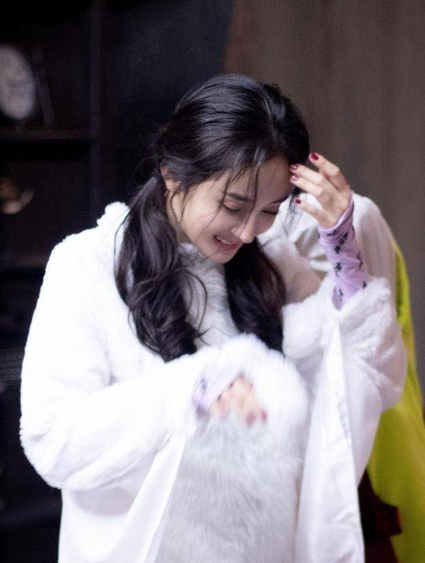 明星过节:古力娜扎扮演白雪公主,姐姐扮演小白兔,邓伦成为唯一男明星