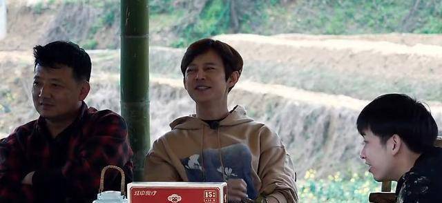 张杰做菜时的小举动,让何炅发现了他的变化,奶爸也有犯傻的时候_黄磊