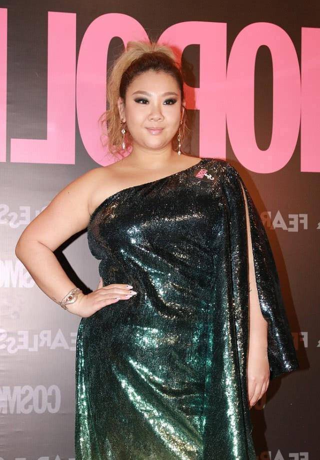 郑欣宜体重过百照样美,一袭渐变色斜肩长裙优雅时髦,太自信_设计