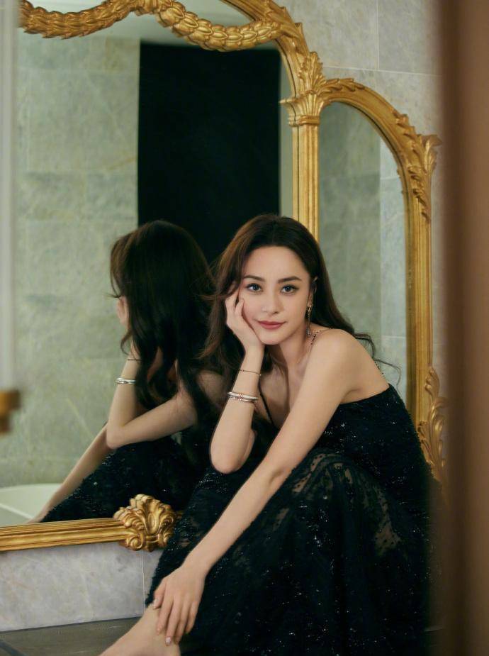 阿娇太美了!钟欣潼身穿黑色吊带裙倚镜微笑,温柔妩媚_身体_照片_漂亮