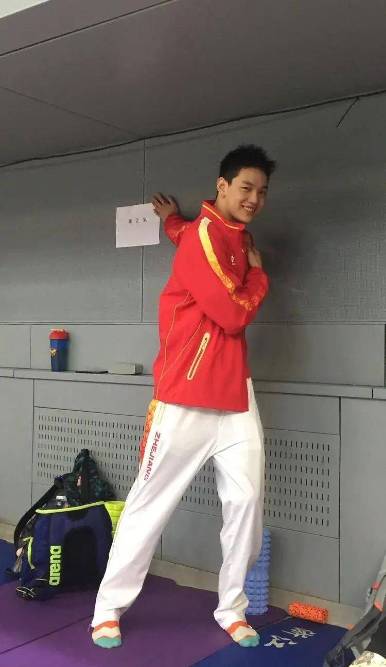 身高190 8块腹肌的男团火了!_弟弟_帅哥_身材