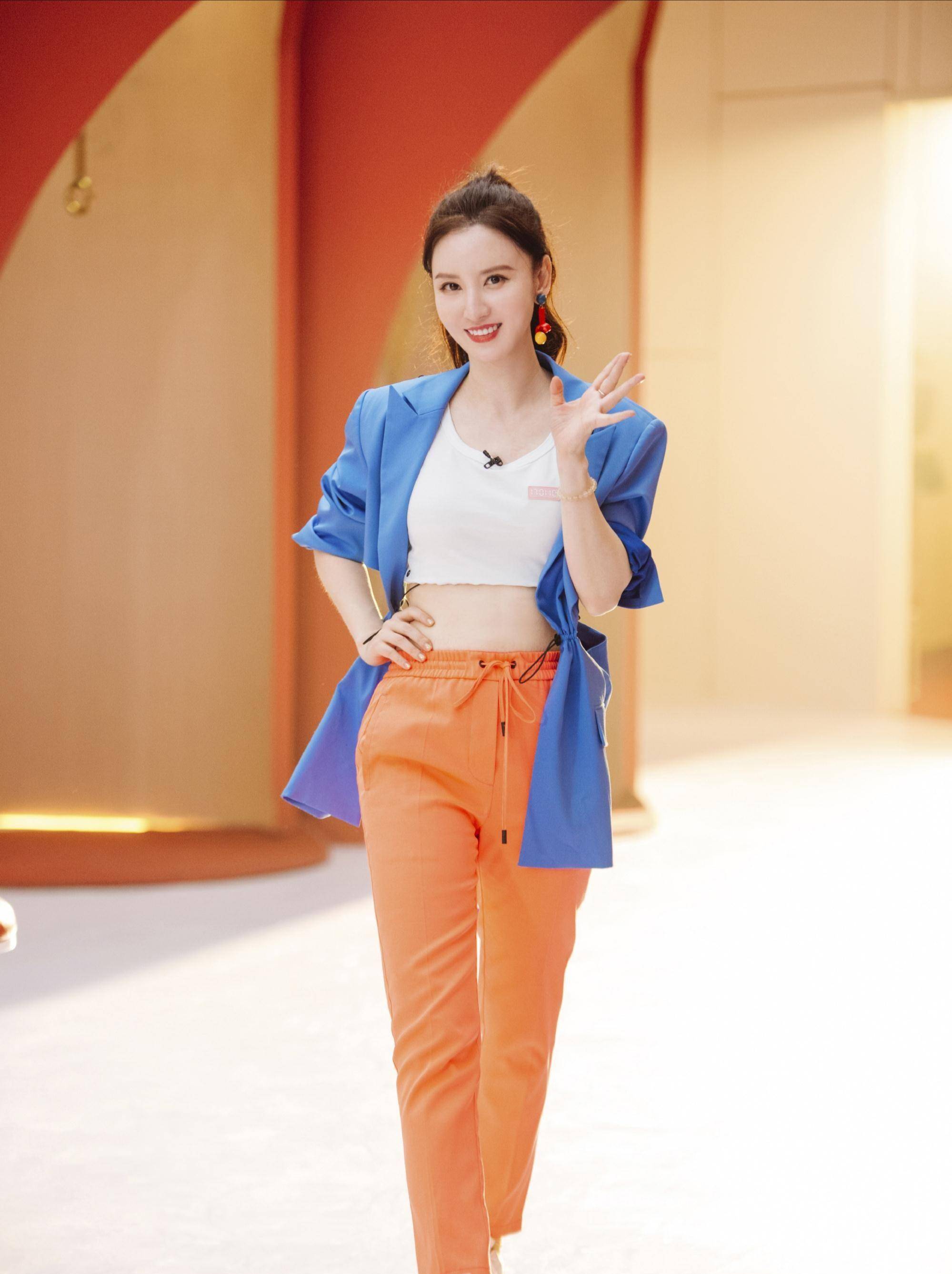 张萌夫妇同框显恩爱,同穿休闲t恤亲密合照,ceo老公斯