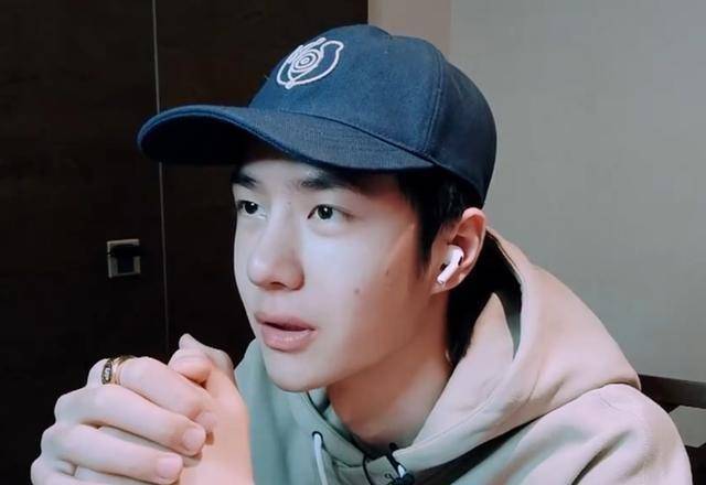 恭喜王一博,见到魔术偶像也疯狂,表情管理失控,汪涵送惊喜太赞_简纶廷