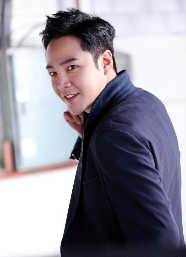 张根硕最新剧照帅得一脸,剪了短发清新感十足,正如回到18岁容颜_样子