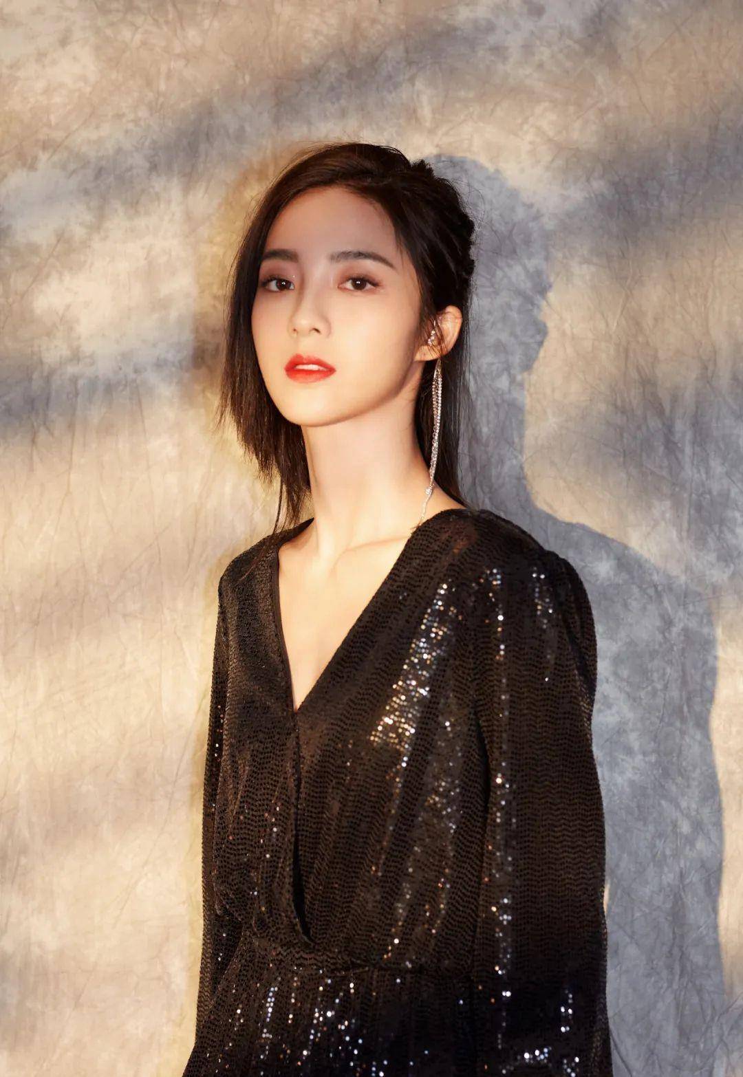 万鹏,屏幕上的彪悍女汉子,现实生活的她,美得让人窒息_观众_角色_少年