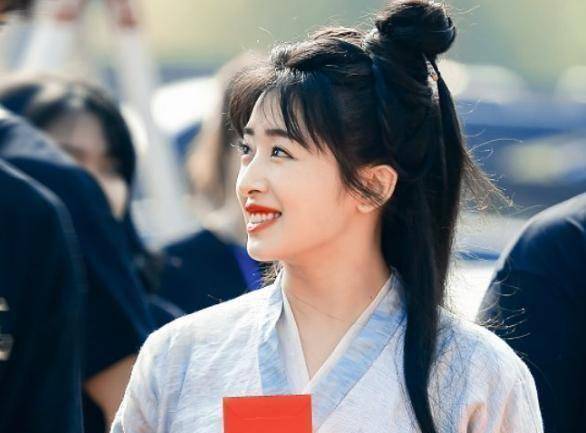 张含韵在《奔跑吧》中被angelababy公主抱!