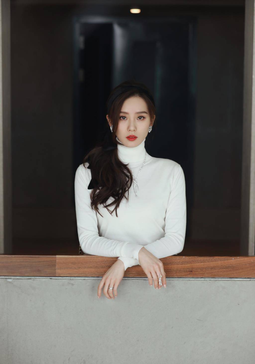 33岁刘诗诗上班终于"放开",罕见羽毛短裙秀身材,这电线腿同框不输杨幂