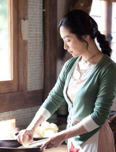 她在婚后13天被砍断手指,被家暴导致不孕不育,网友:自作自受_李敏英