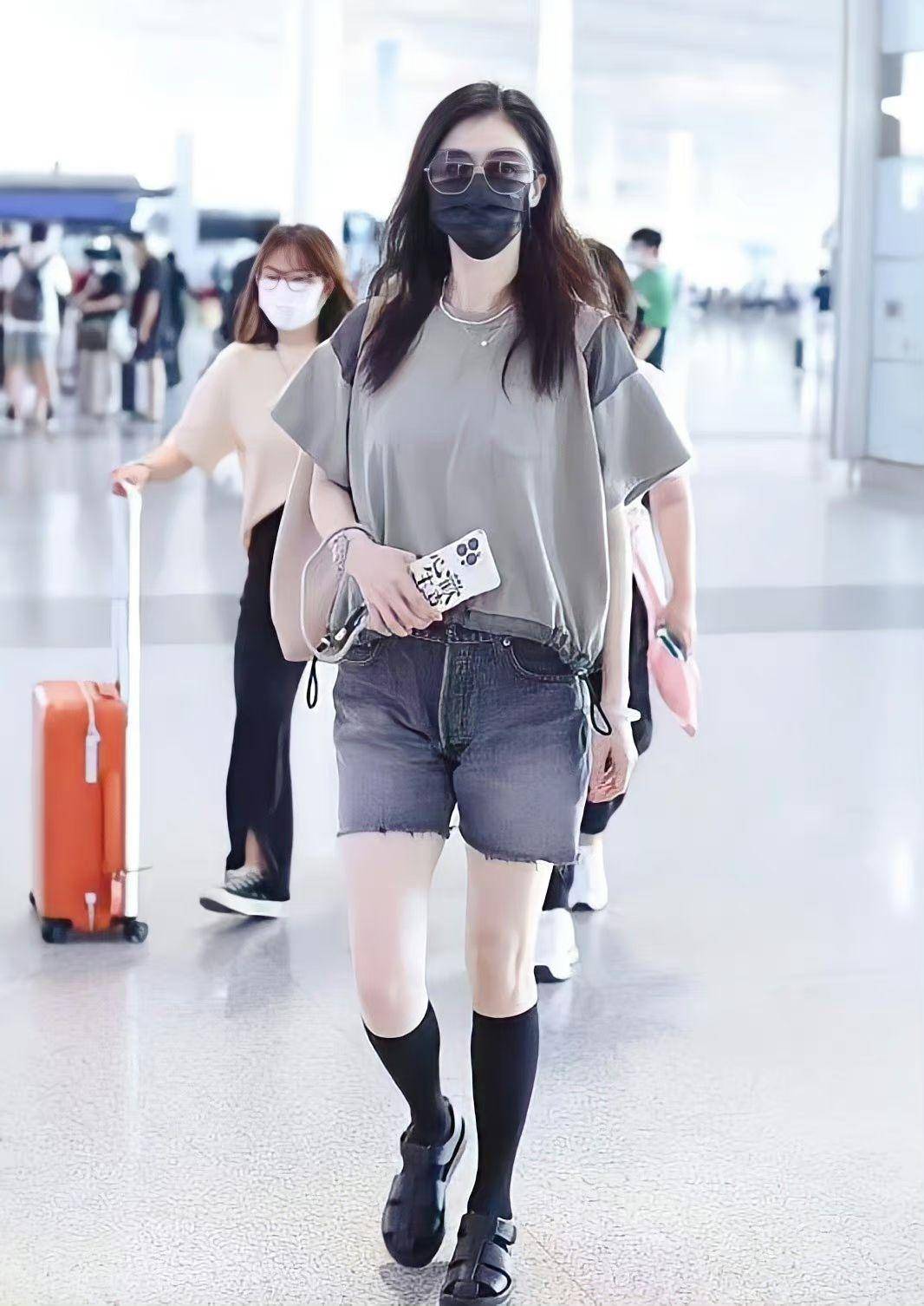 也让穿搭更加的时尚了,同时视觉上还让蒋欣的小腿更瘦了