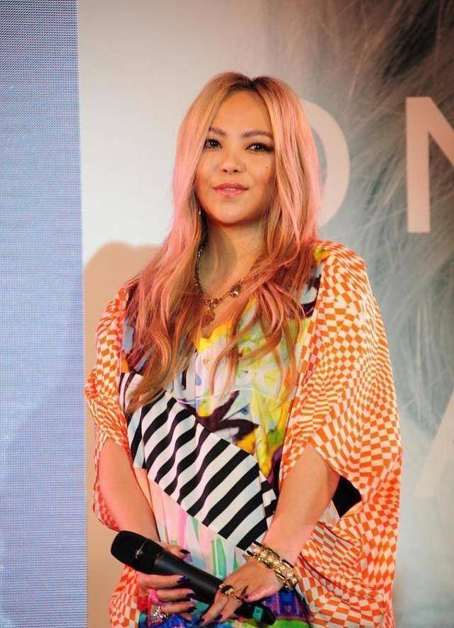 张惠妹终于瘦回来了,宽松印花裙配粉色长发,精致小v脸太抢镜_减肥