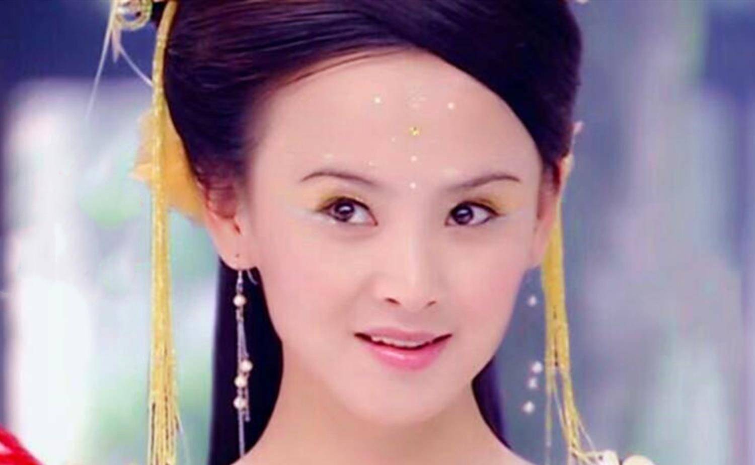 2015年之后就慢慢淡出娱乐圈直到上个月张颜齐与制片人母丹的绯闻为她