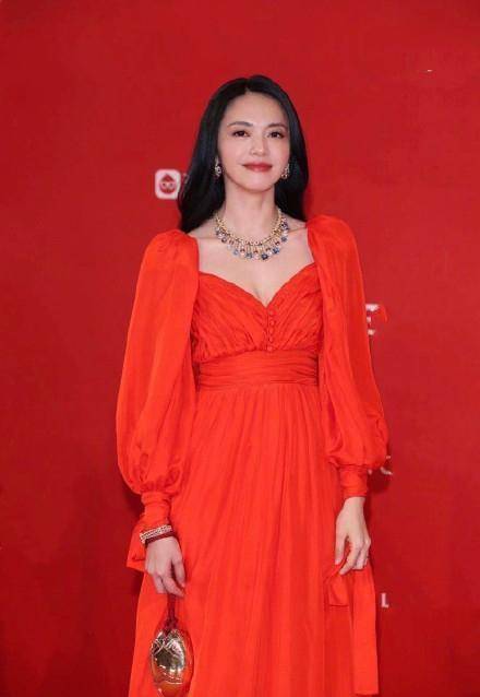 章子怡大热天披棉被,舒淇发福竟比鹿晗还壮_直播_关晓彤_礼服