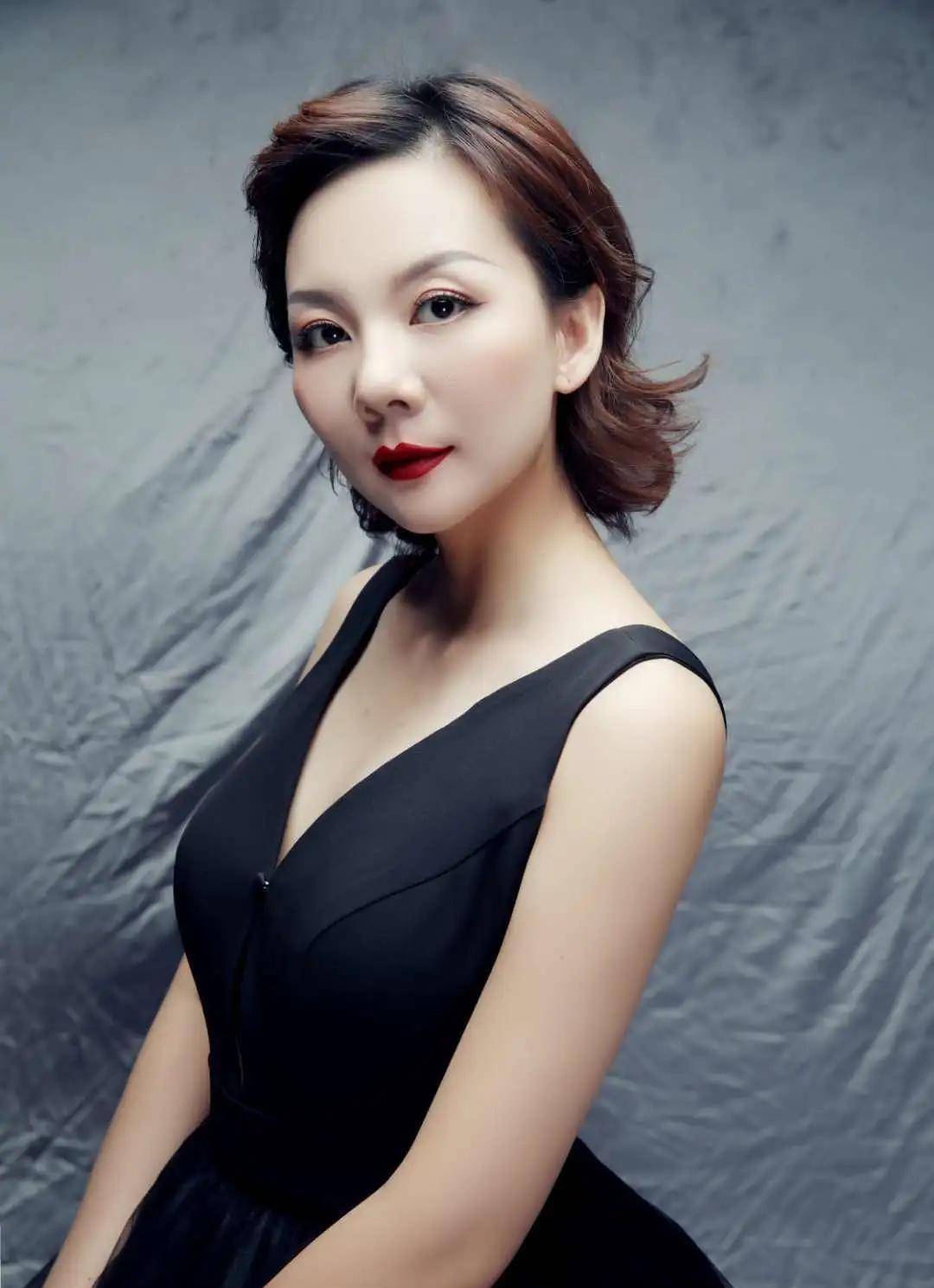 教师简介:个人获奖:教学成果:9,学生陈爽个人原唱歌曲《小时候的月亮