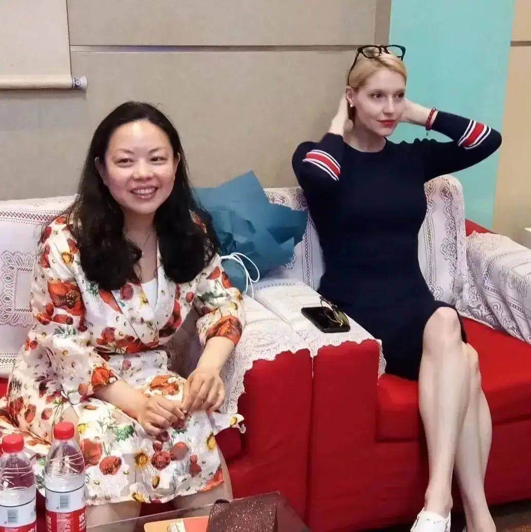 撒贝宁老婆花期太短!身材发福早不洋气了,跟普通家庭妇女无异!
