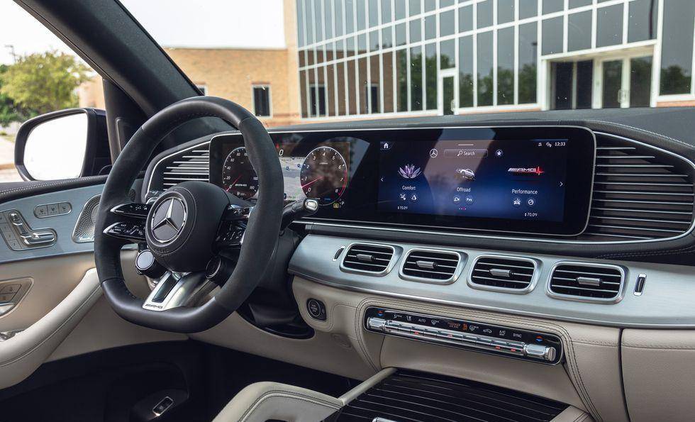 此外,新款gle53的内饰在设备方面也有所升级,包括双模式排气