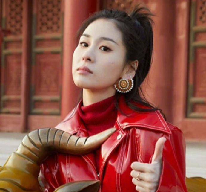 张碧晨承认当妈后首晒自拍,游览故宫与铜牛合影迎新年,中指戒指抢镜