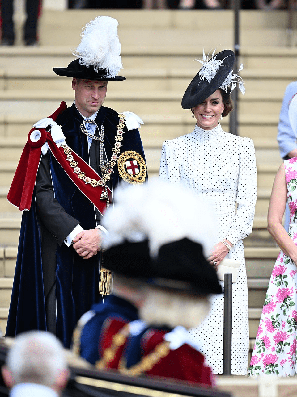 凯特成功复刻戴妃35年前造型,卡米拉长袍威风_英国王室_苏菲_一身