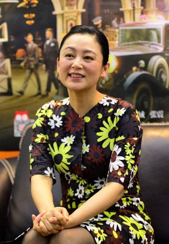 和陈红一样,短裙虽然是老少皆宜的时尚款式,但还是很显高的_裙子_效果