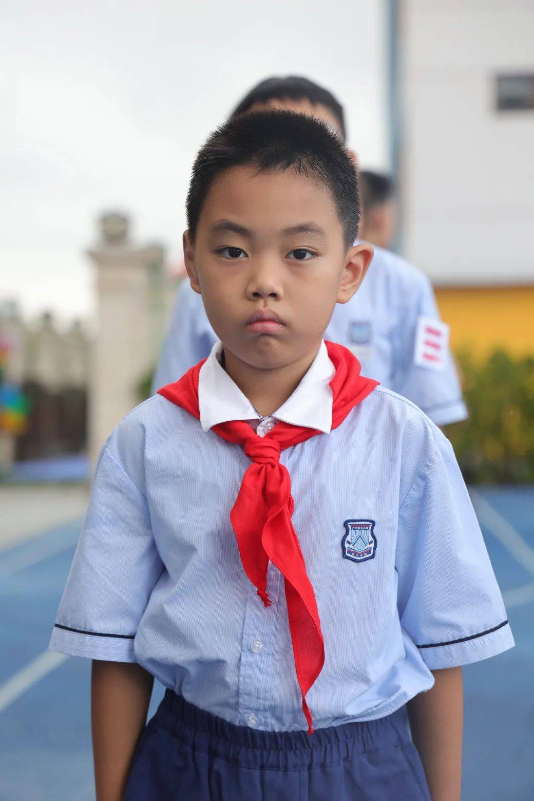 101班 李培菘护旗手今天担任升旗手,亲手升起五星红旗,他无比自豪.