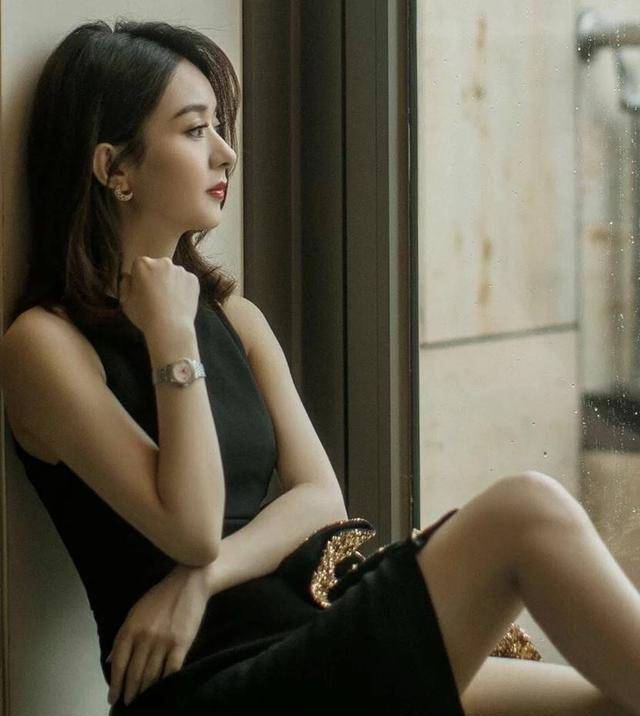 赵丽颖"蚂蚁腰"上热搜,产后身材越来越好,满脸都是幸福感!