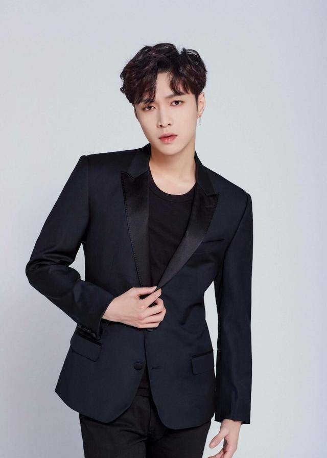 张艺兴活动生图公开,看清他真容颜,才懂何为"内娱男星天花板"_形象