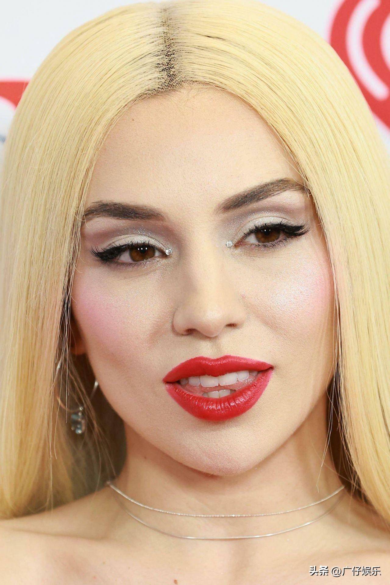 艾娃·麦丝身着红色吊带裙亮相,高挑又时尚_avamax_漂亮_肌肤